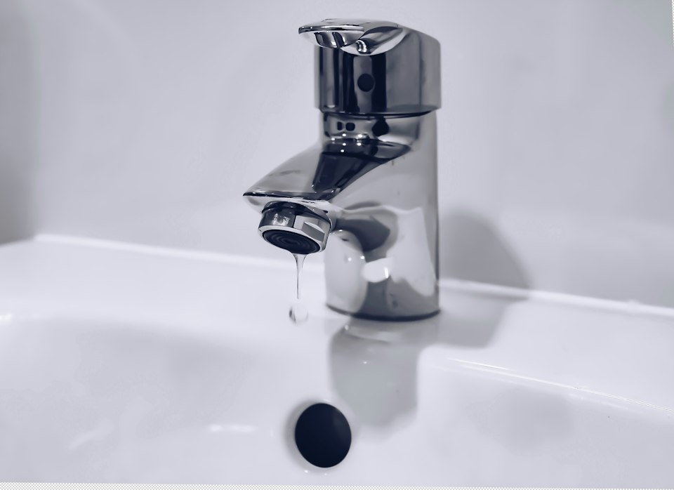 Bathroom faucet and sink requiring correct sealing
